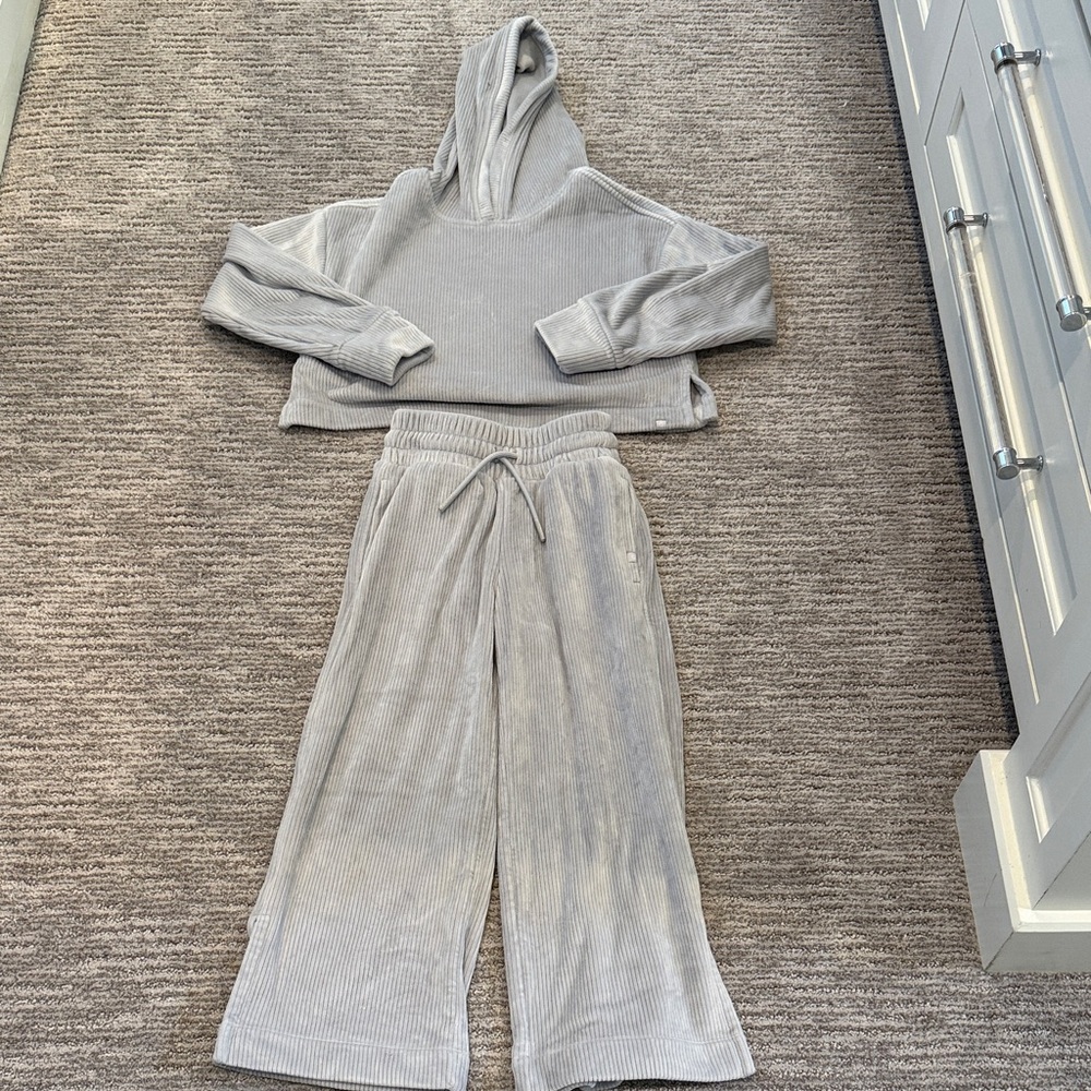 Athleta cropped hoodie and matching wide leg pants in velour - Picture 1 of 7